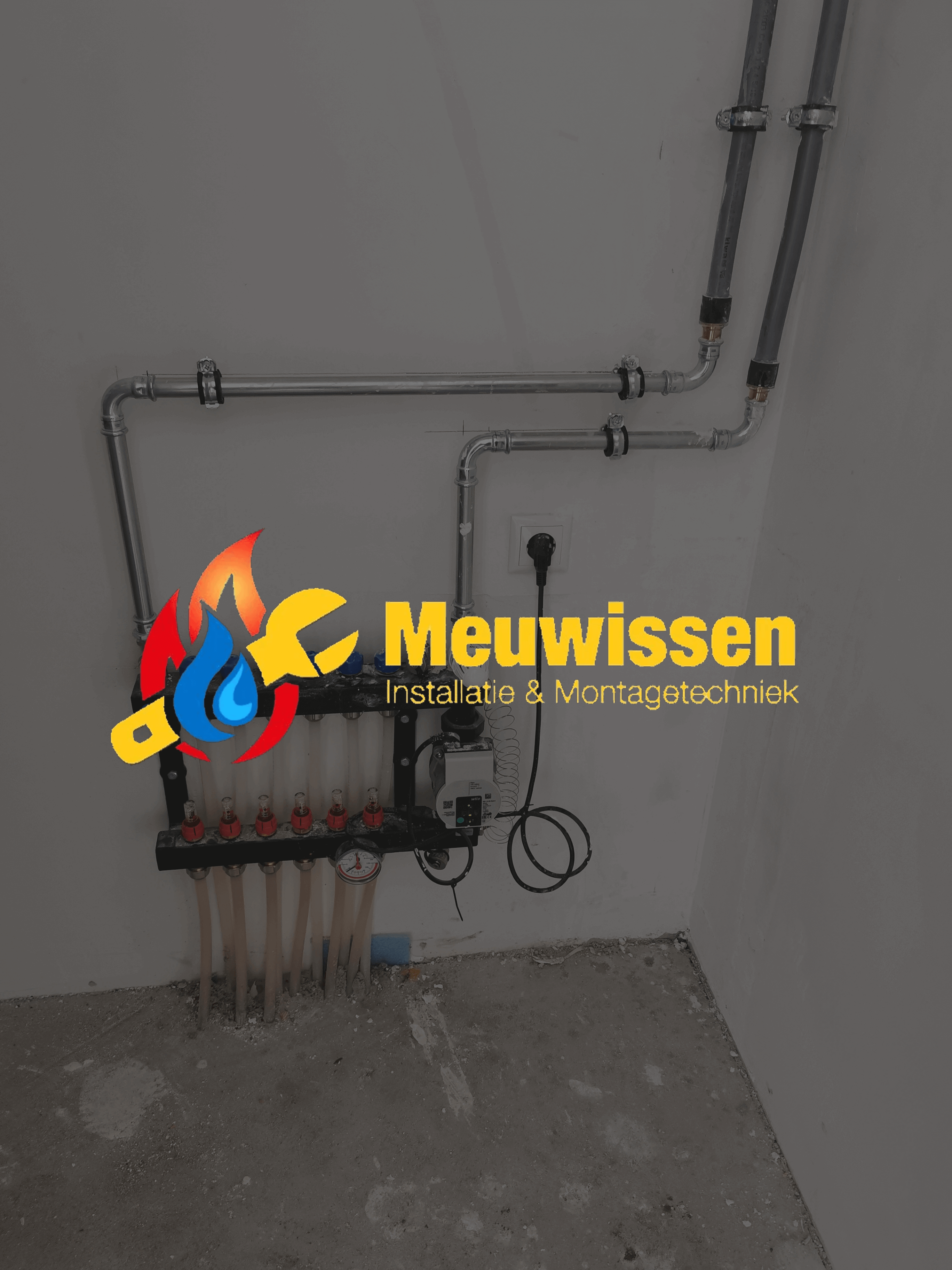 Verdeler voor vloerverwarming aangesloten op de wand in een woning in Limburg
